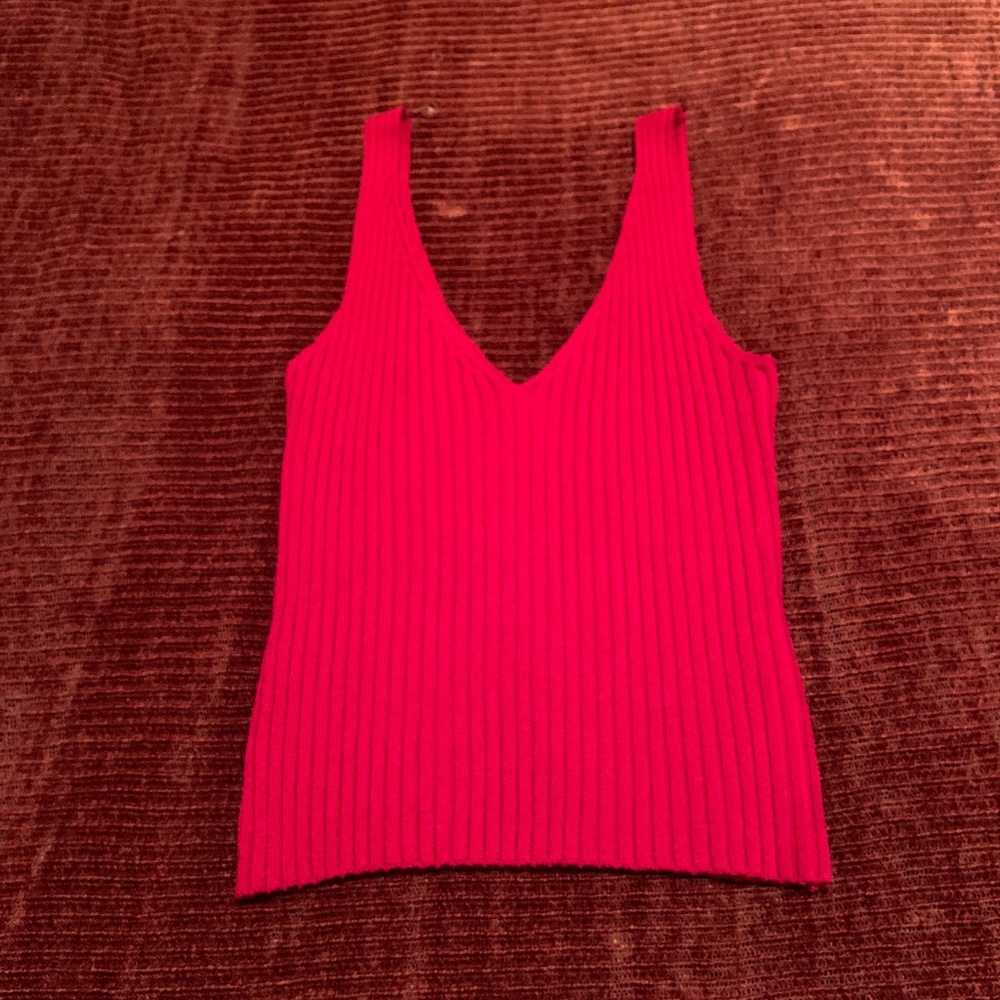 Red Ribbed Sleeveless V-Neck Crop Top - Picture 3 of 6
